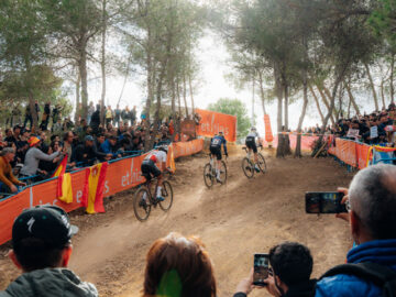 Escena de la Copa del Mundo de Ciclocross UCI - Benidorm Costa Blanca 2024 a su paso por el Parque de El Moralet. Foto de Yago Urrutia