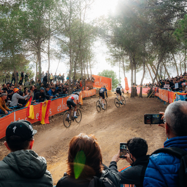 Escena de la Copa del Mundo de Ciclocross UCI - Benidorm Costa Blanca 2024 a su paso por el Parque de El Moralet. Foto de Yago Urrutia