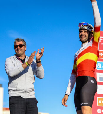 Pascual Momparler, saludando junto a Felipe Orts en el podio final. Foto de J.A. Higueras