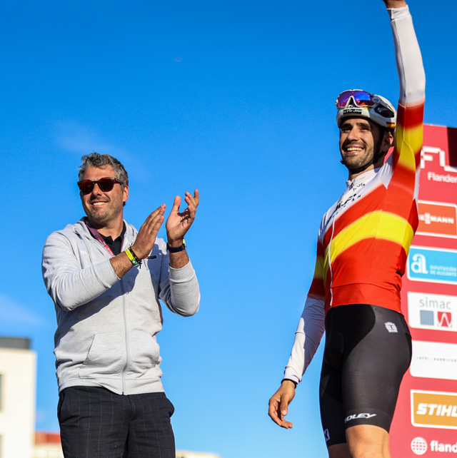 Pascual Momparler, saludando junto a Felipe Orts en el podio final. Foto de J.A. Higueras