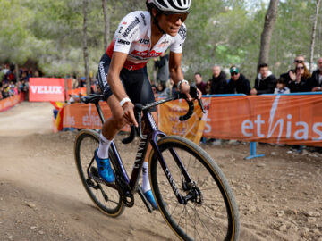 Ceylin del Carmen Alvarado, en el tramo forestal de El Moralet durante la Copa del Mundo de Ciclocross UCI – Benidorm Costa Blanca 2024. Foto de Benidorm CX / Sprint Cycling