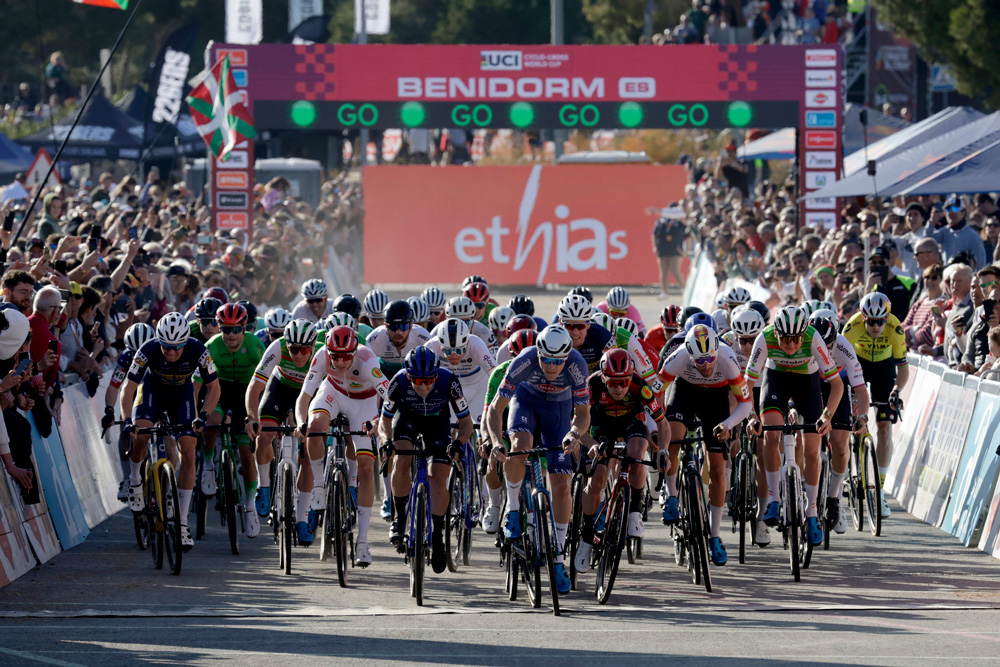 Salida de la prueba Elite masculina de la Copa del Mundo de Ciclocross UCI – Benidorm Costa Blanca 2025.
Foto de Sprint Cycling