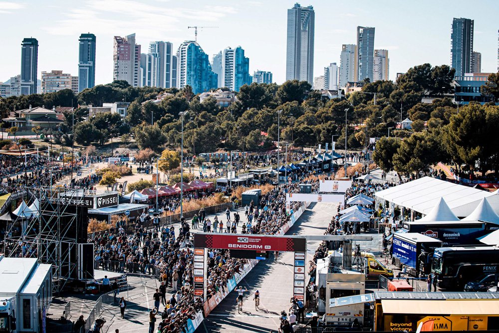 Panorama de la meta Elite femenina de la Copa del Mundo de Ciclocross UCI - Benidorm Costa Blanca 2025. Foto de Sprint Cycling