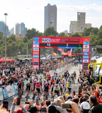 Espectacular panorámica de la salida de la prueba Elite masculina de la Copa del Mundo de Ciclocross UCI - Benidorm Costa Blanca 2025. Foto de Sprint Cycling