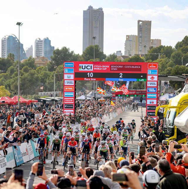 Espectacular panorámica de la salida de la prueba Elite masculina de la Copa del Mundo de Ciclocross UCI - Benidorm Costa Blanca 2025. Foto de Sprint Cycling