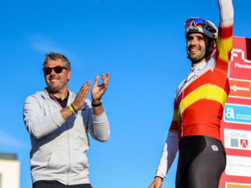 Pascual Momparler, saludando junto a Felipe Orts en el podio final. Foto de J.A. Higueras