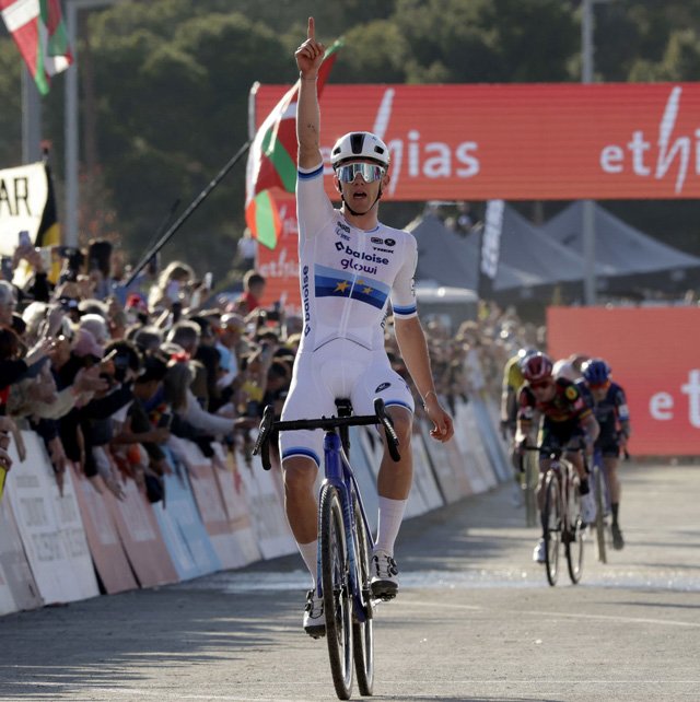 Thibau Nys, ganador de la Copa del Mundo de Ciclocross UCI - Benidorm Costa Blanca. Foto de Sprint Cycling