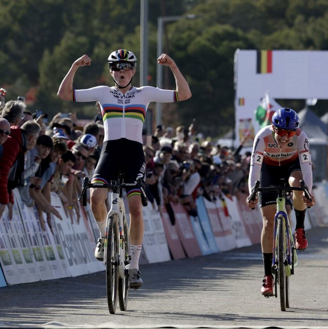 Fem Van Empel, ganadora de la manga Elite femenina de la Copa del Mundo de Ciclocross UCI - Benidorm Costa Blanca,. Foto de Sprint Cycling