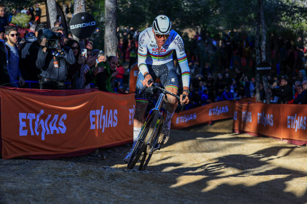 Mathieu Van der Poel, en el sector forestal del Moralet.
Foto de Sprint Cycling